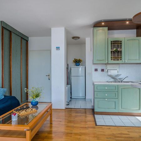 Amazing Apartment In Krk With Kitchen クルク エクステリア 写真